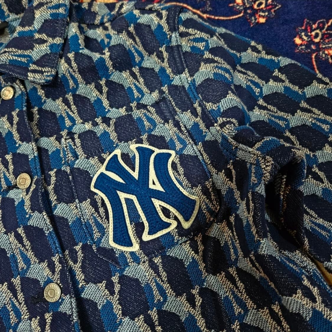 엠엘비(MLB) 22ss 큐브 모노그램 자카드 크롭 자켓
 상품이미지2