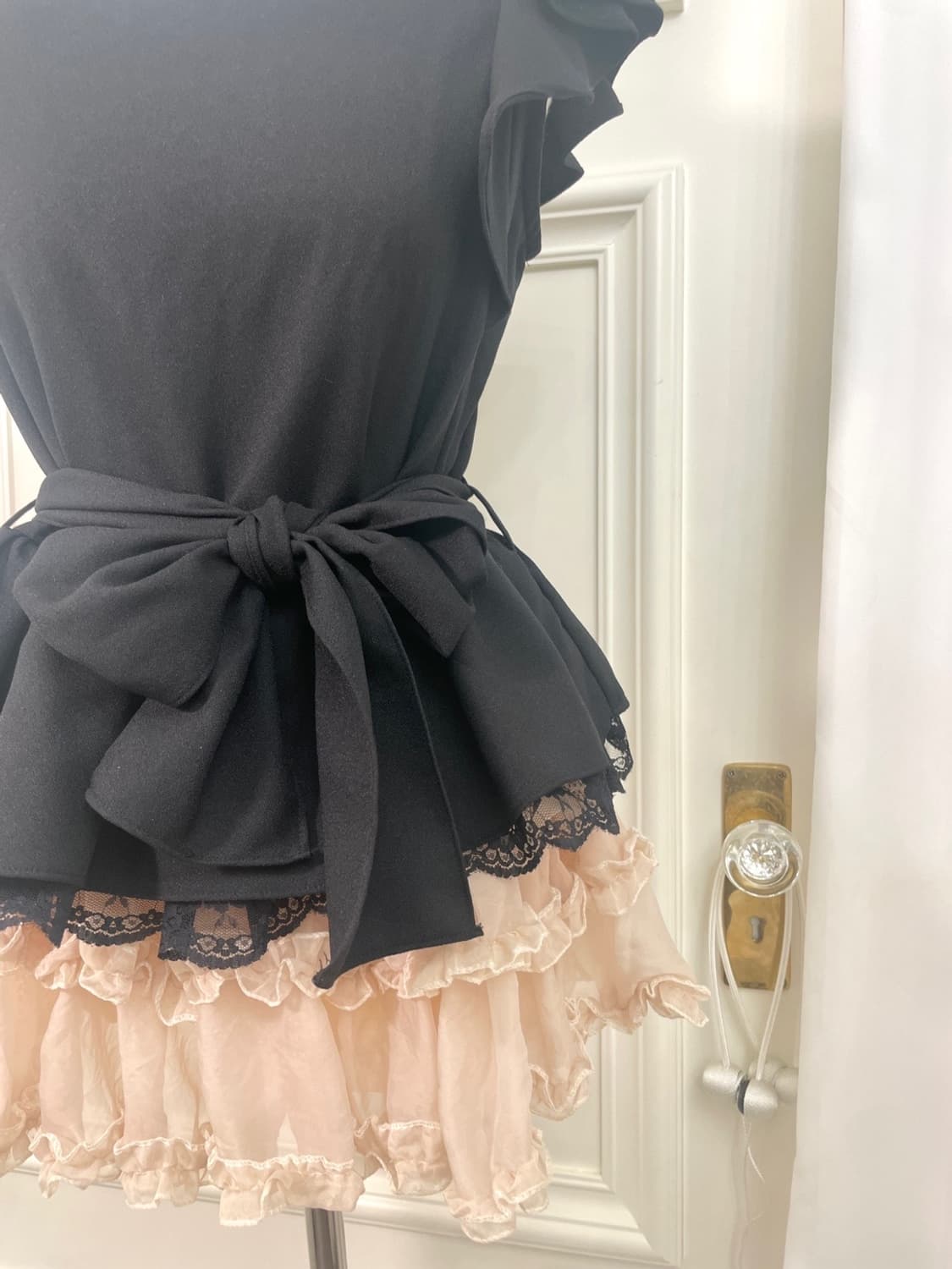 black ruffle lace trim belt blouse 상품이미지8