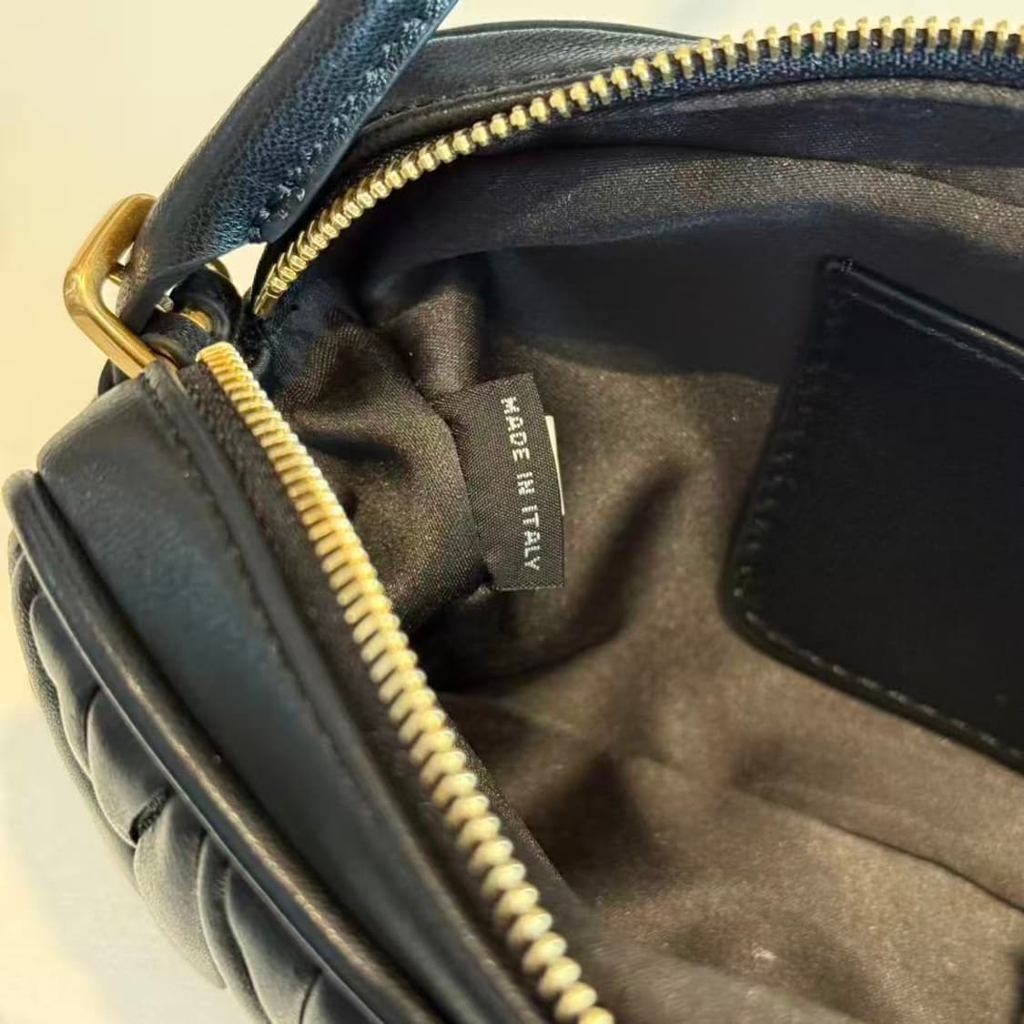 미우 미우 마테라쎄 나파 레더 파우치 블랙 5NE024 상품이미지6