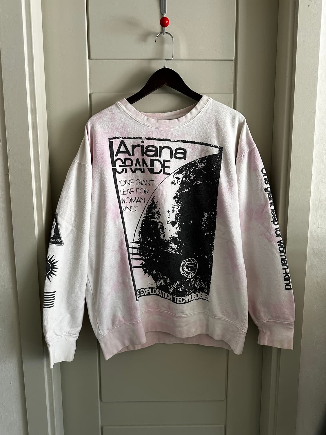 Ariana Grande x NASA Coachella Crewneck  상품이미지1