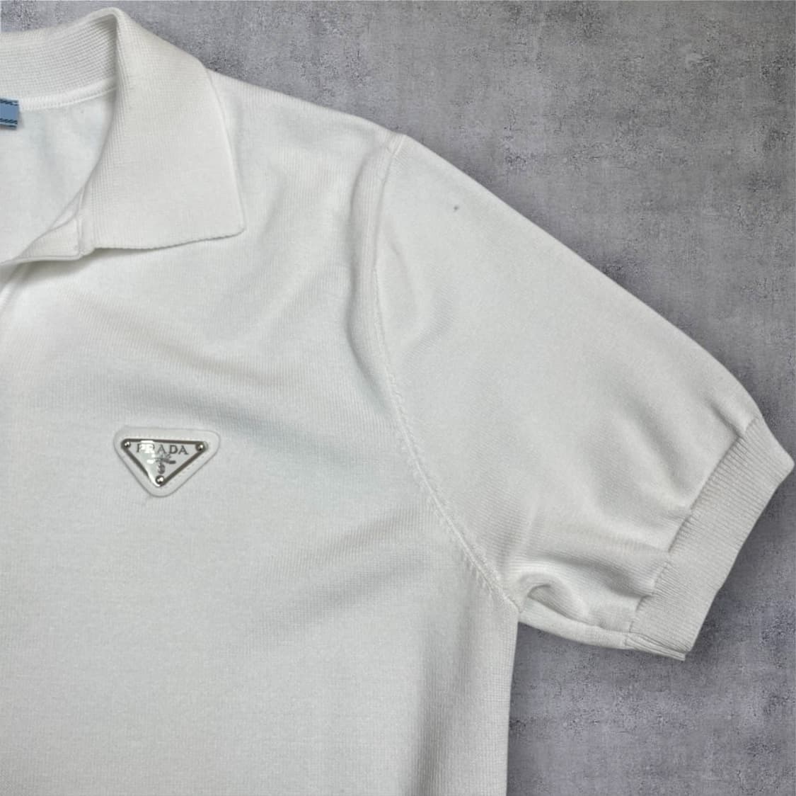 프라다 Prada 화이트 트라이앵글 로고 반팔 카라 니트 M 상품이미지4