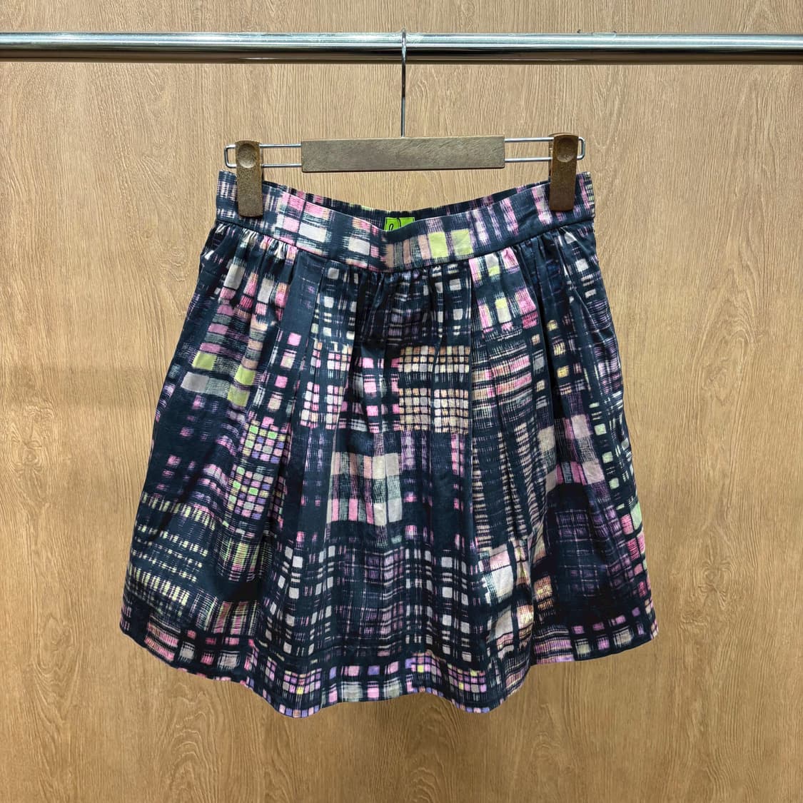 폴스미스 미디 스커트 멀티 블랙 체크 패턴 프린팅 디테일 플레어핏 핑크 상품이미지2