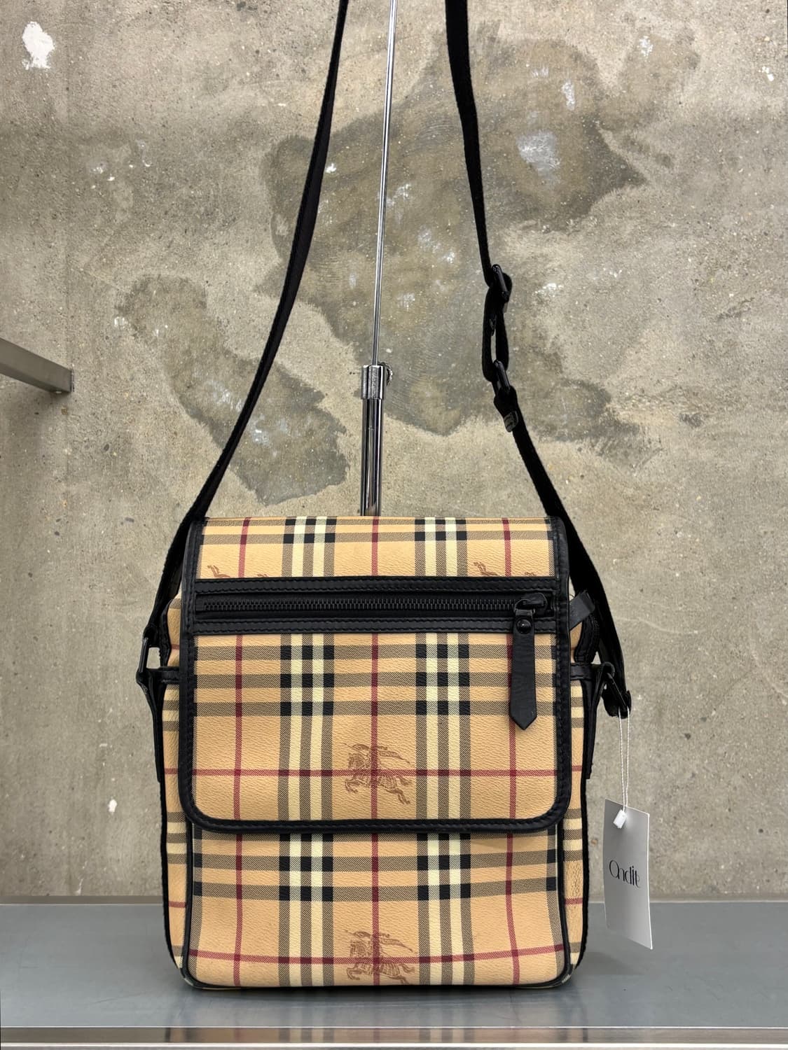 Burberry 버버리 베이지 헤이마켓 크로스백 상품이미지1