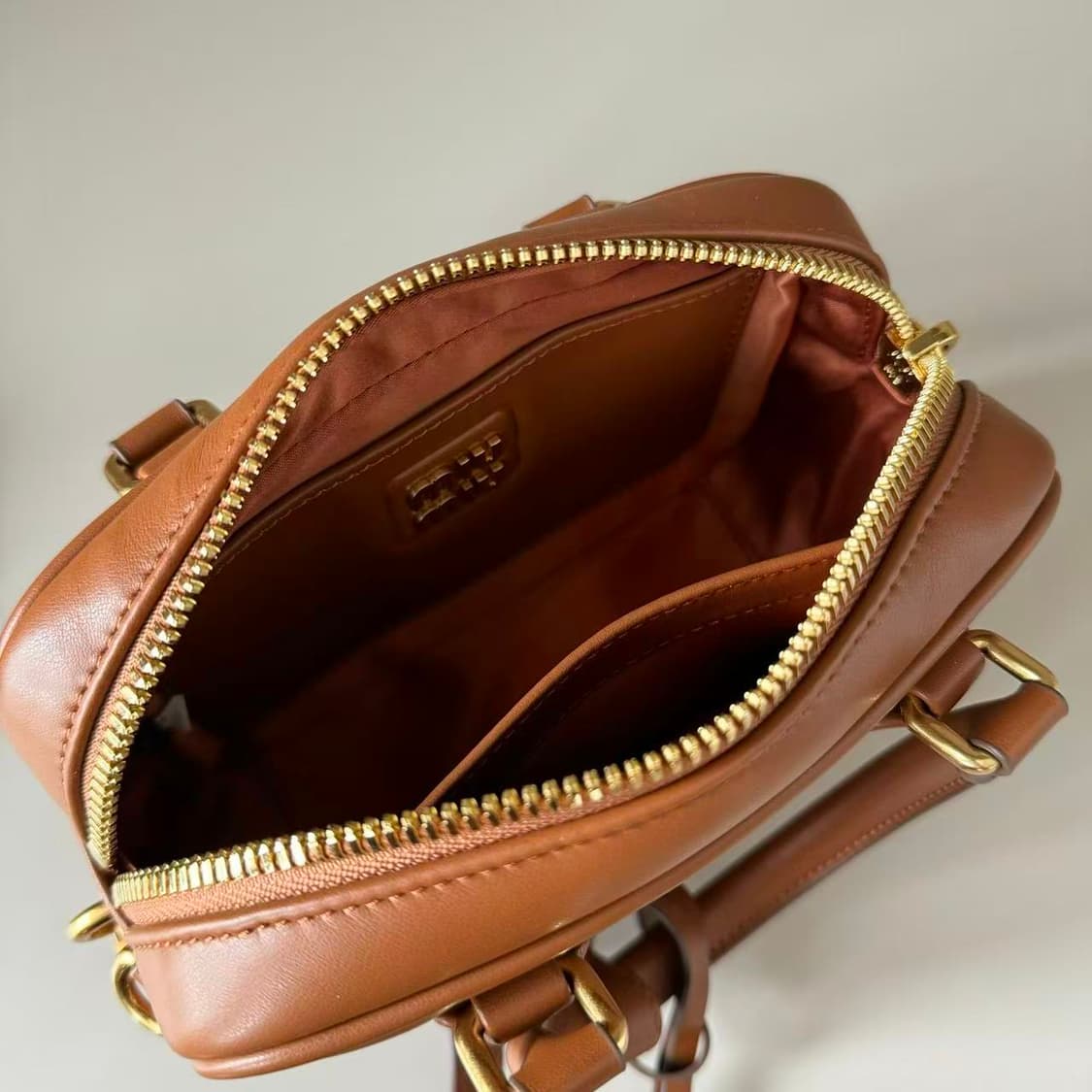 미우 미우 아르카디 레더 백 꼬냑 상품이미지5