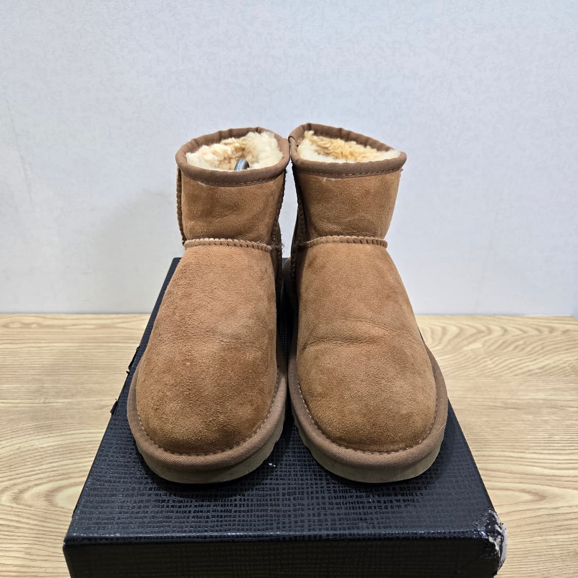 230 어그 UGG 클래식 미니 체스트넛 하자 상품이미지2