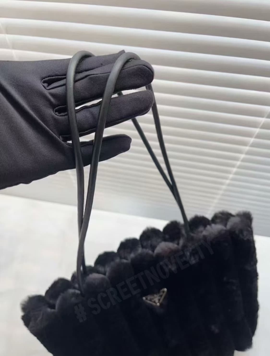 프라다뷰티 퍼 숄더백 블랙 VIP 기프트백 상품이미지4