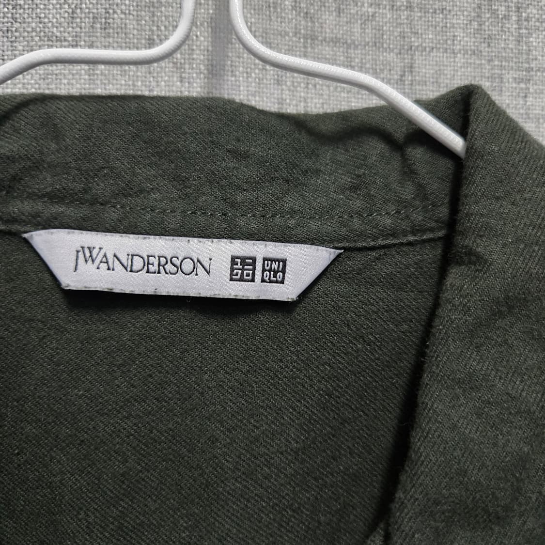 JW앤더슨 X 유니클로 셔츠 그린 스티치  상품이미지4