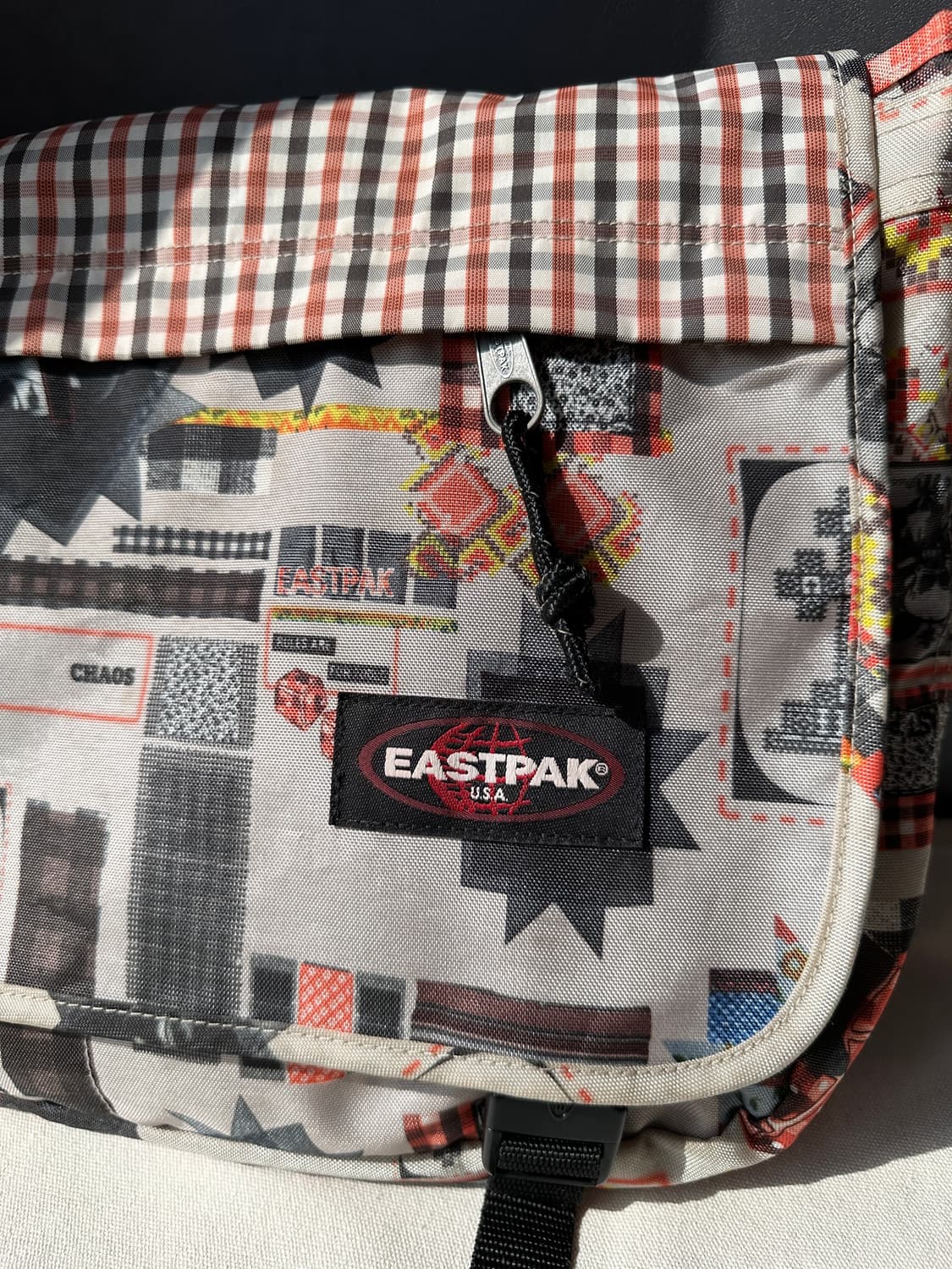 이스트팩 패치워크 프린팅 델리게이트 크로스백 상품이미지4