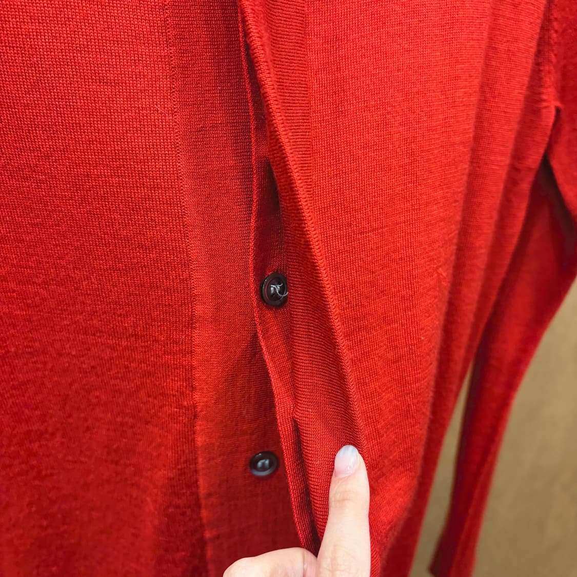 도나카란 뉴욕 긴팔 울 니트 셔츠 카라 히든 버튼 플라켓 디테일 레드 상품이미지6