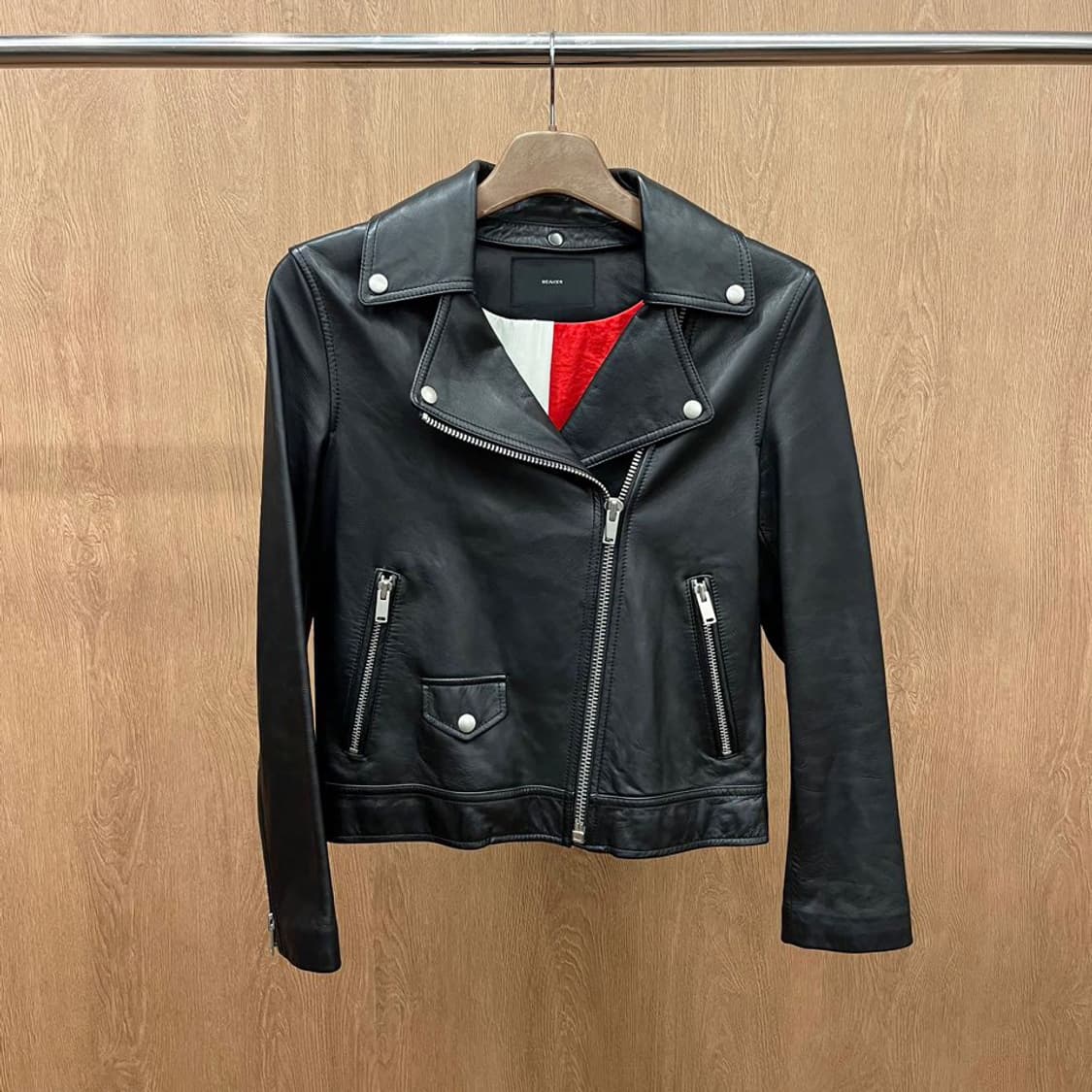 비이커 레더 자켓 지퍼 커프스 사선 클로징 포켓 디테일 레귤러핏 블랙 상품이미지2