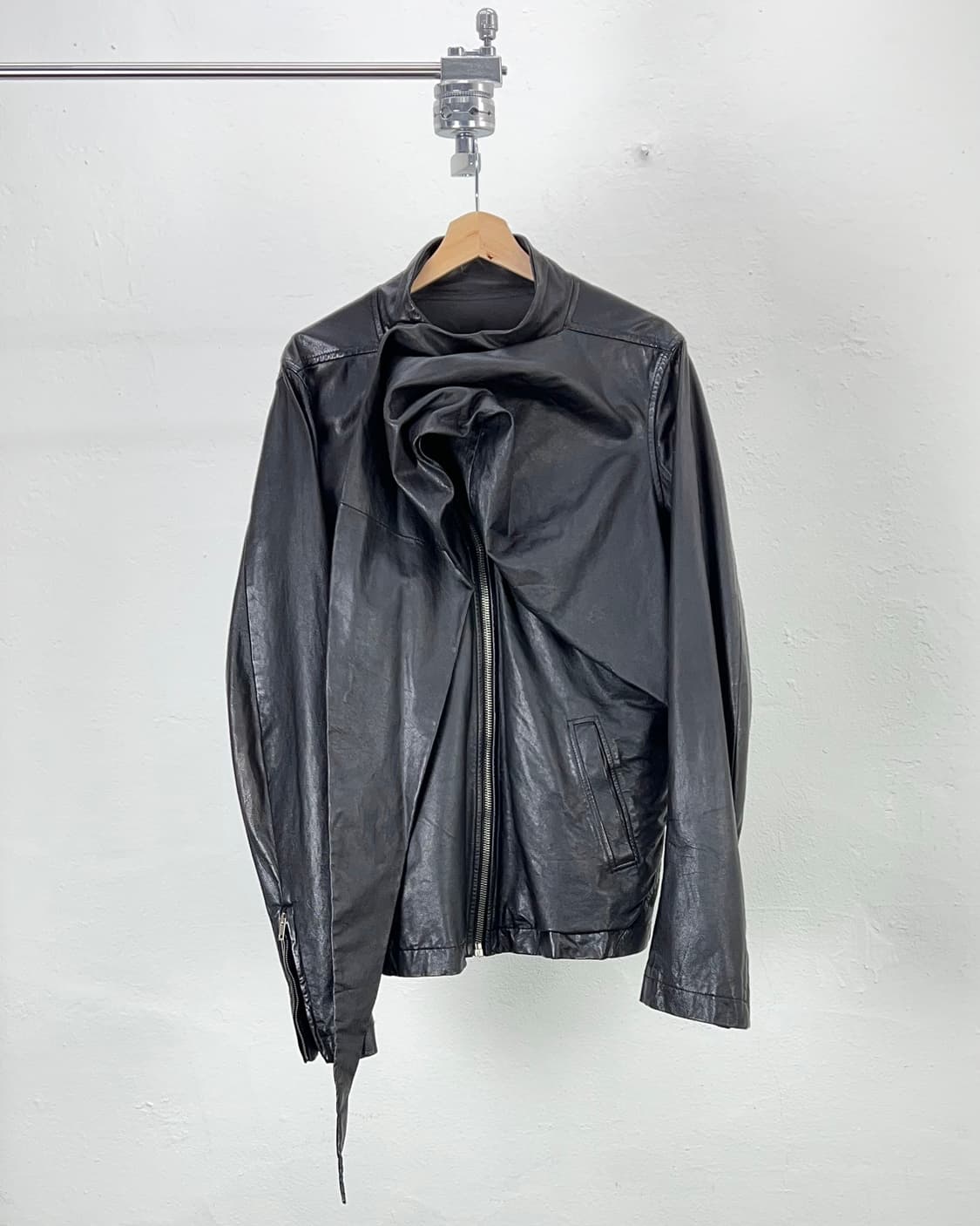 릭 오웬스 11ss 컬렉션 앤섬 드레이프 디멘셔널 카우 레더 자켓 상품이미지1