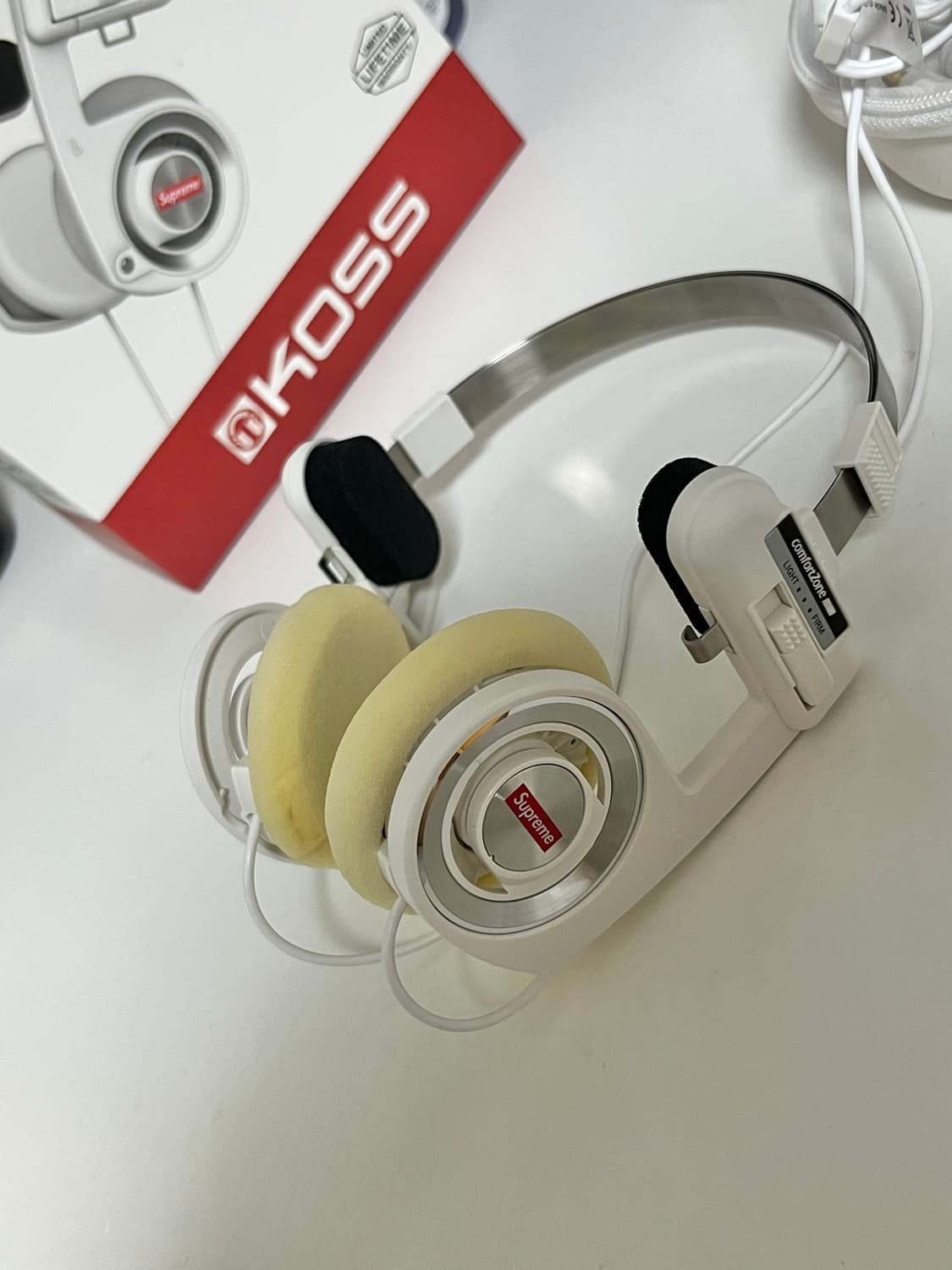 KOSS X Supreme 코스 포르타프로 화이트 상품이미지2
