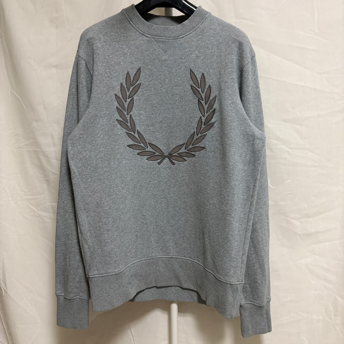 프레드페리 시그니처 로고 자수 맨투맨 스웻셔츠 / 그레이, M 상품이미지1