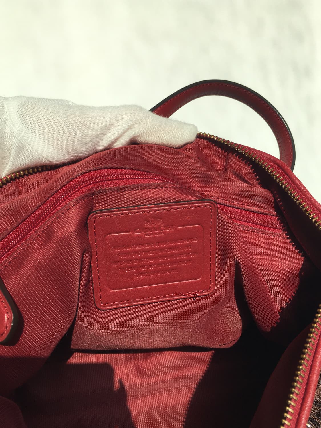 코치 켈시 아웃라인 시그니처 사첼백 레드 상품이미지8