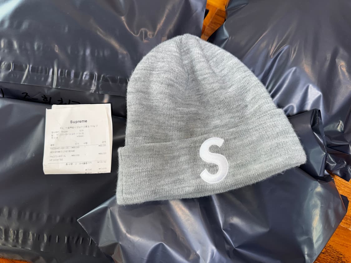[영수증 인증] 슈프림 뉴에라 S로고 비니 회색 상품이미지1