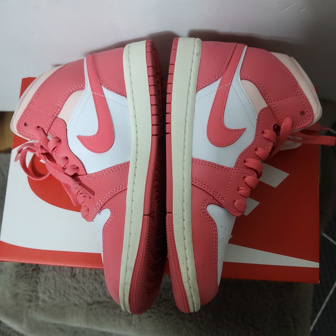 나이키 에어조던 1 미드 하이탑 스니커즈 딸기우유 235 상품이미지3