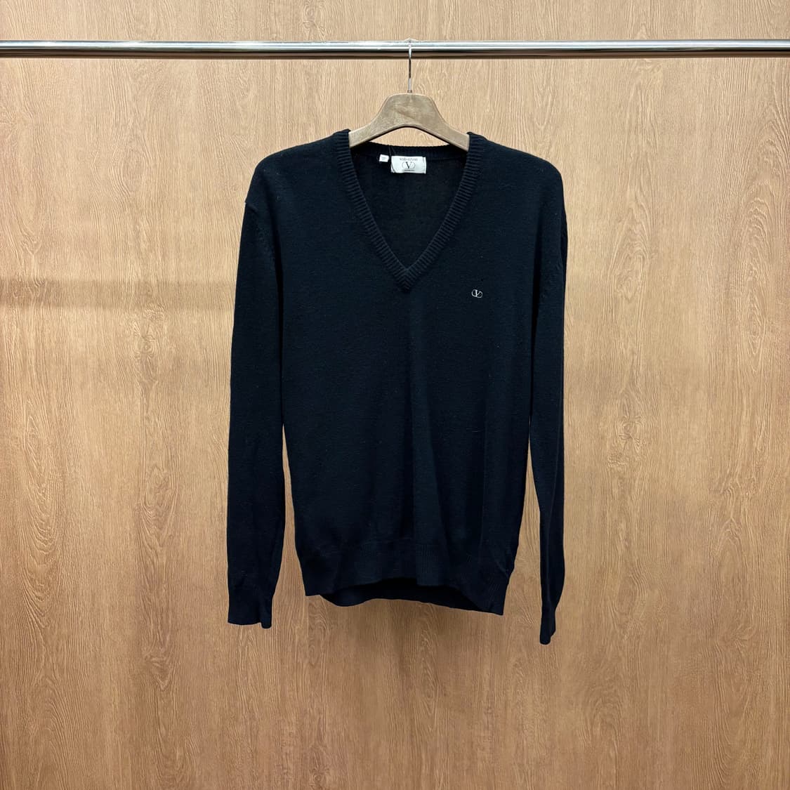 발렌티노 딥 브이넥 긴팔 울 니트 클래식 로고 자수 리브 디테일 블랙 상품이미지2