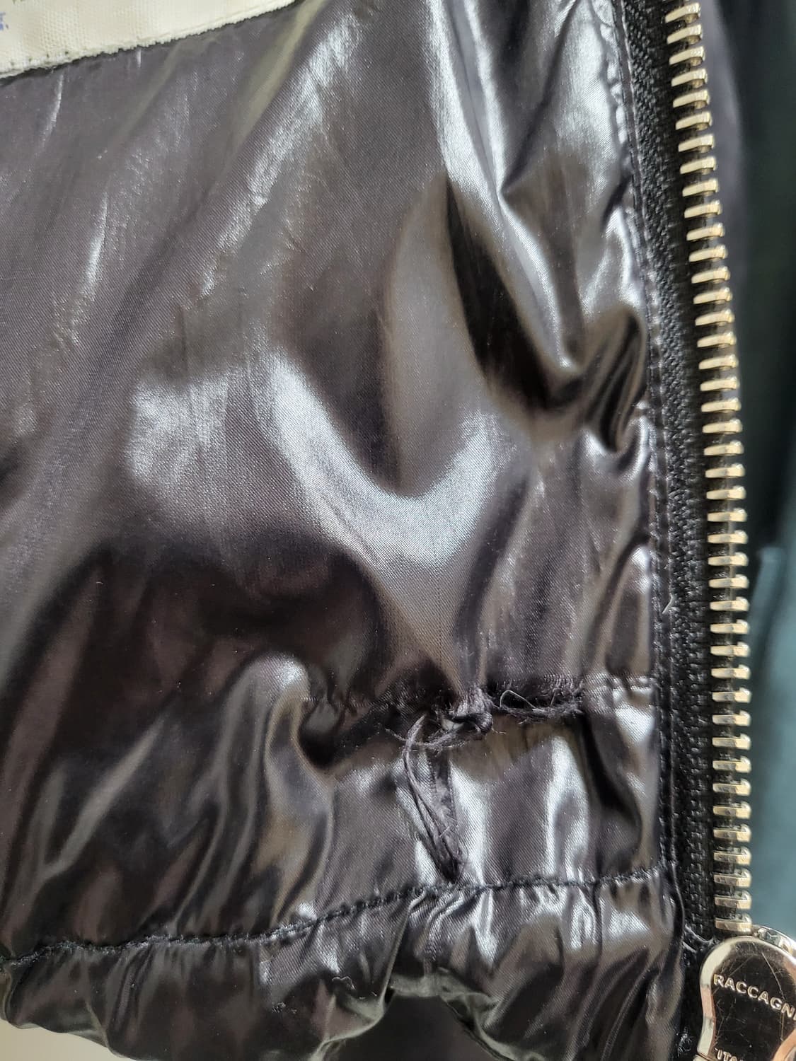 [정품]몽클레어 빅로고 블랙와팬 유광패딩 상품이미지10