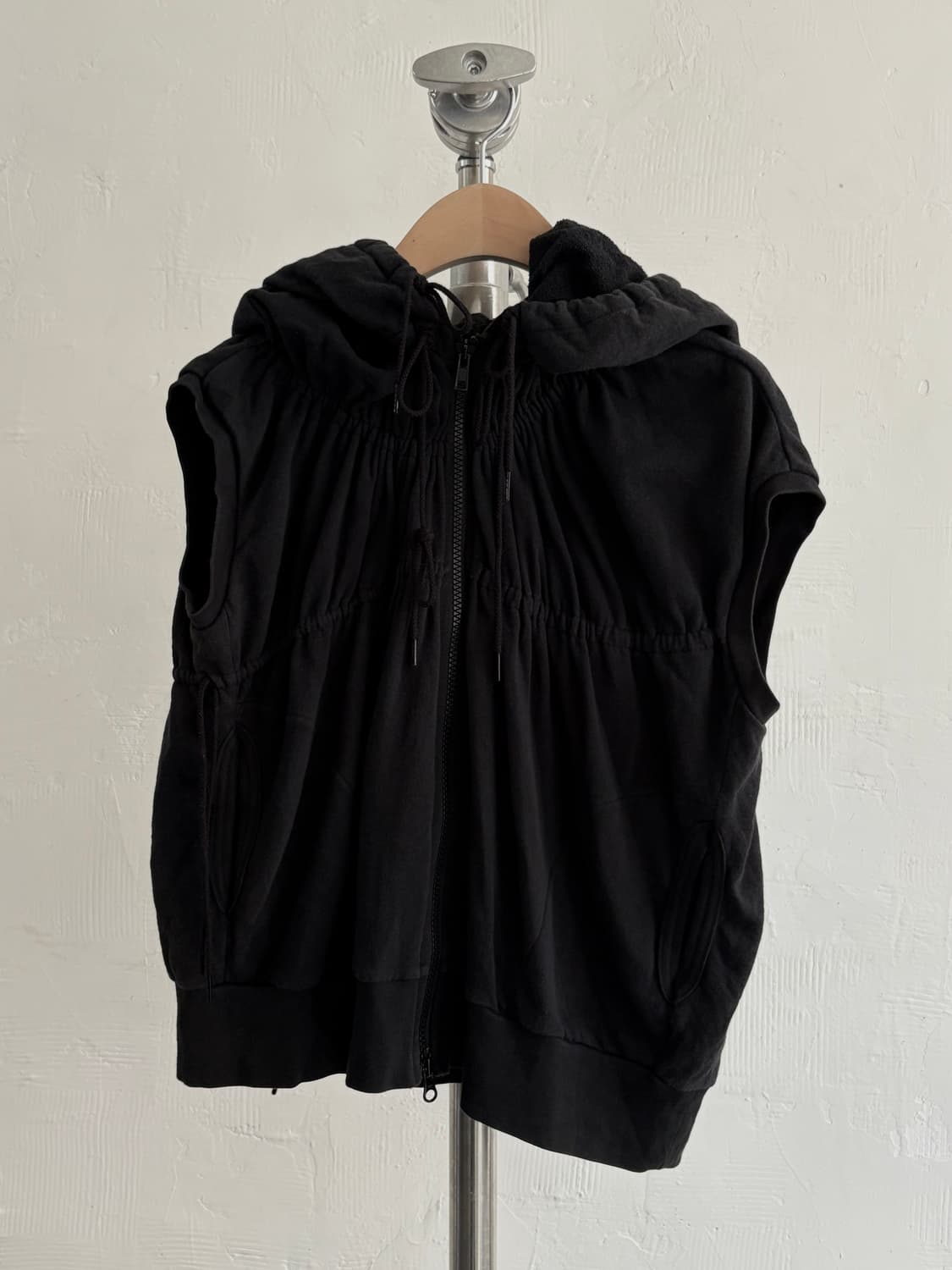 Gomme 고무 셔링 슬리브리스 후드 집업 상품이미지1