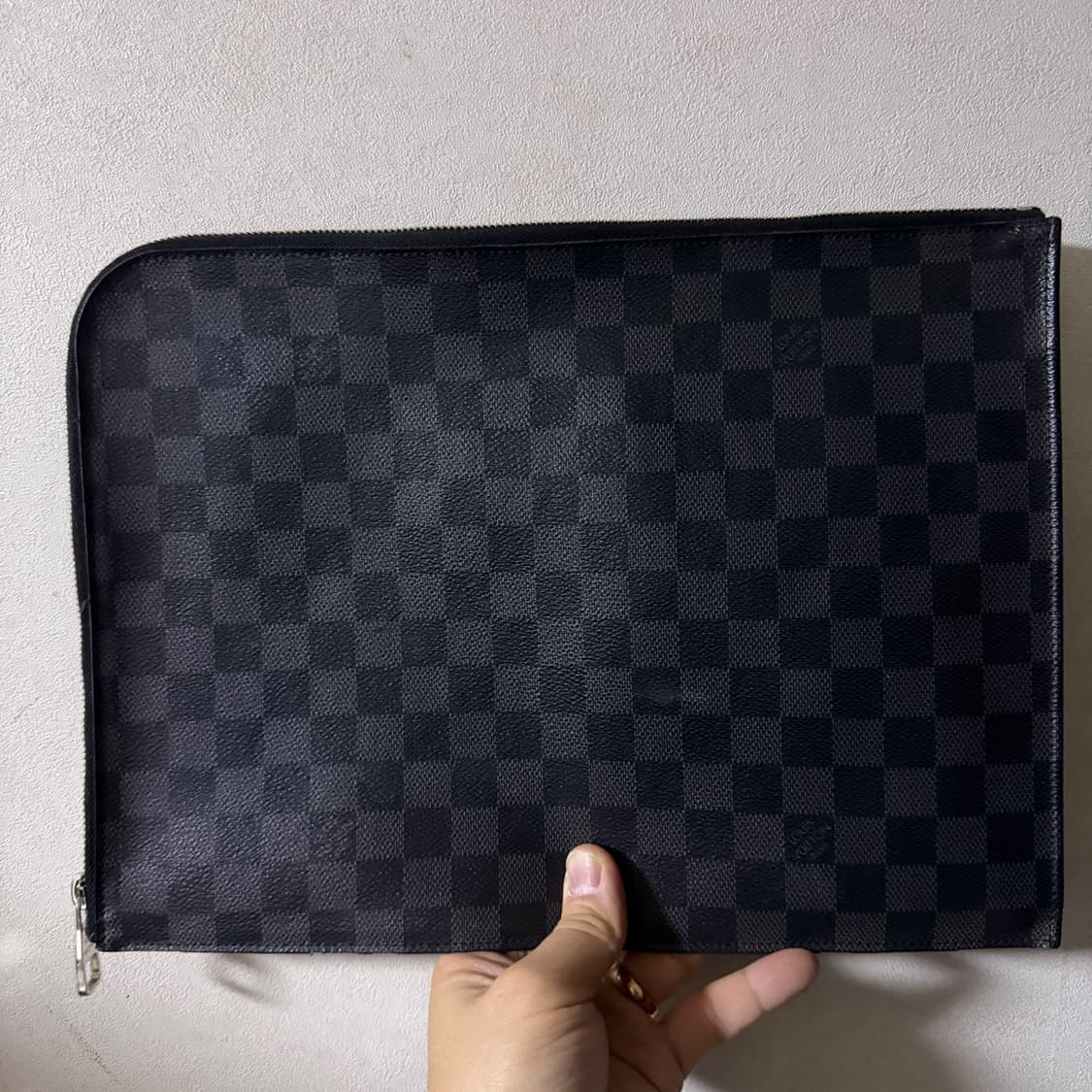 루이비통 모노그램 다미에 그라파이트 포쉐트 클러치백 (사용감) 상품이미지1