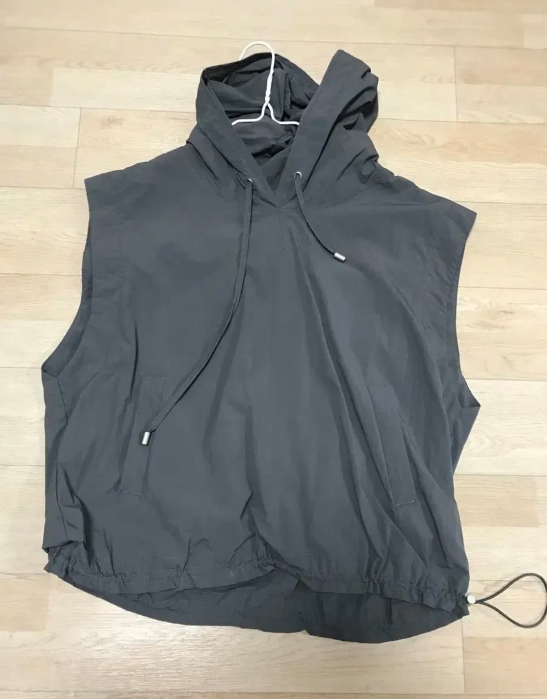 후드 바람막이 조끼 차콜 상품이미지1
