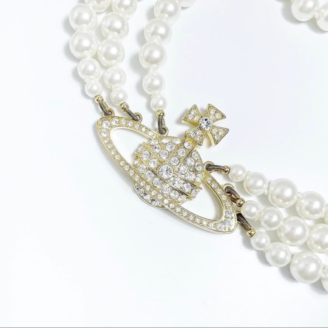 비비안웨스트우드 화이트 크리스탈 골드 orb 트리플 레이어 초커 목걸이 상품이미지3