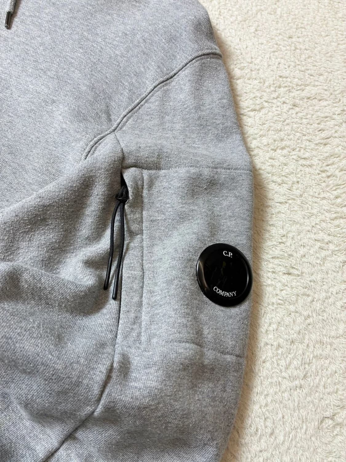 cp컴퍼니 시그니처 렌즈 로고 후드티 PN7401 상품이미지4