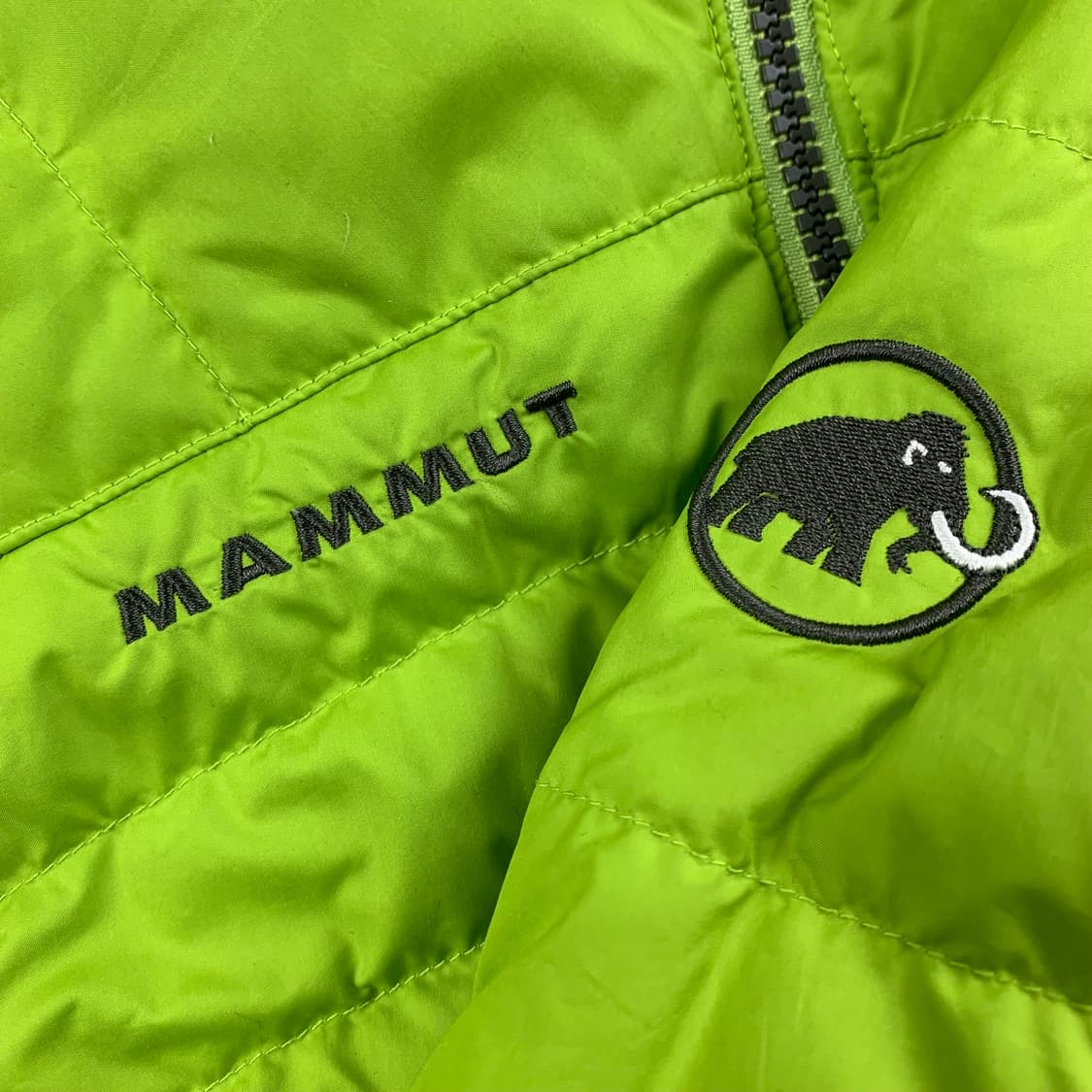 마무트 자수로고 다크브라운/네온 리버시블 덕다운 경량패딩 상품이미지9