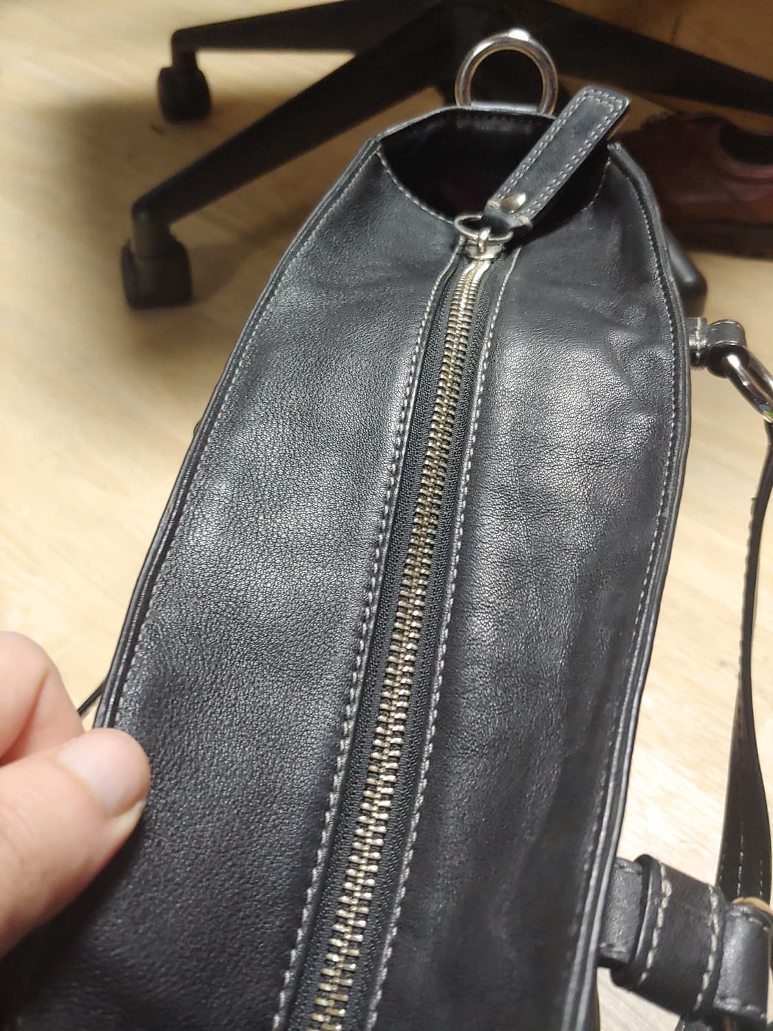 체형 커버 블랙 코치 미디움 백 상품이미지10