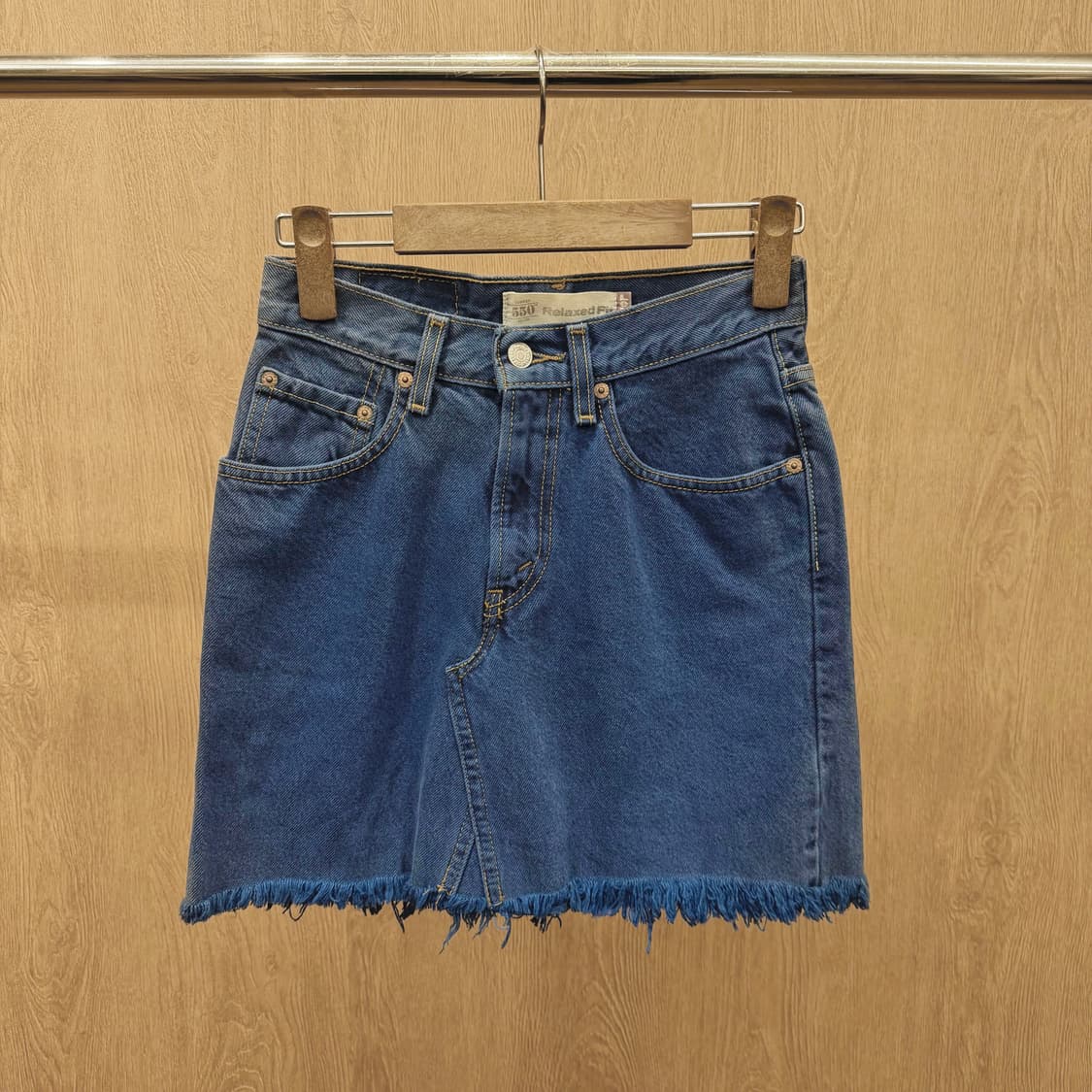 리바이스 코튼 미니 스커트 밑단 프린지 백 포켓 로고 탭 디테일 블루 상품이미지2