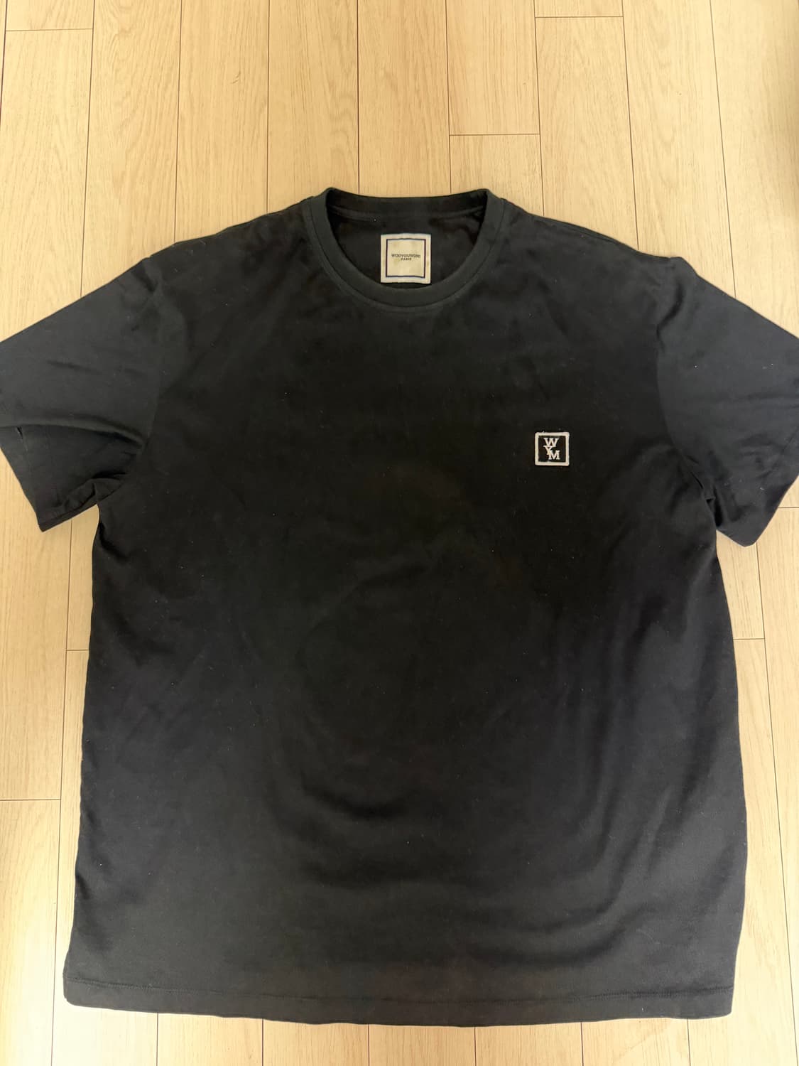 우영미 화이트 백로고 티셔츠 블랙 22FW 상품이미지2