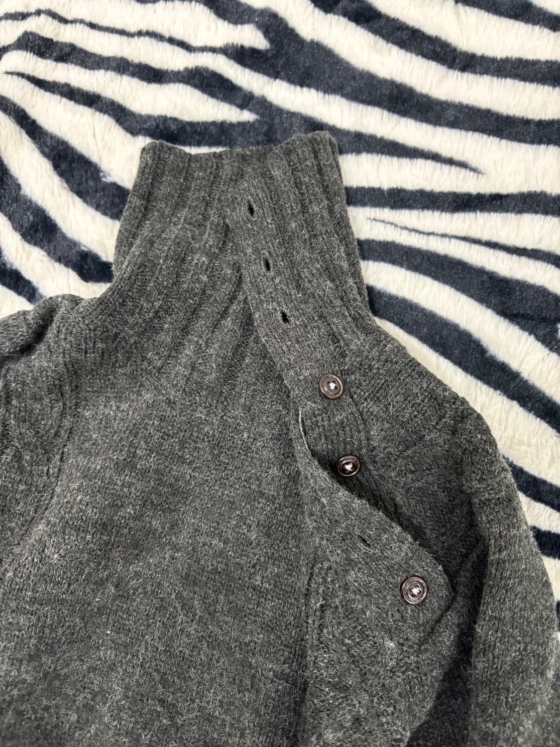 High Neck Design Button Detail Knit Slee 상품이미지7