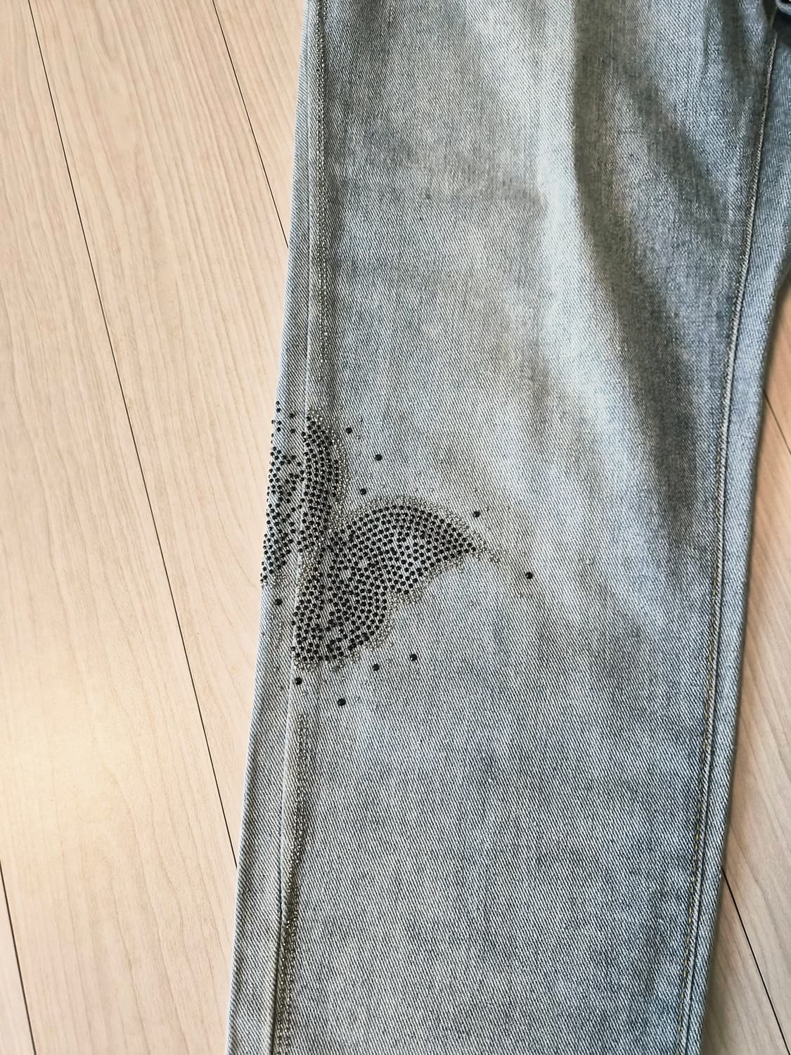 유니크한 큐빅 나비 포인트 연청 청바지 판매합니다 상품이미지3