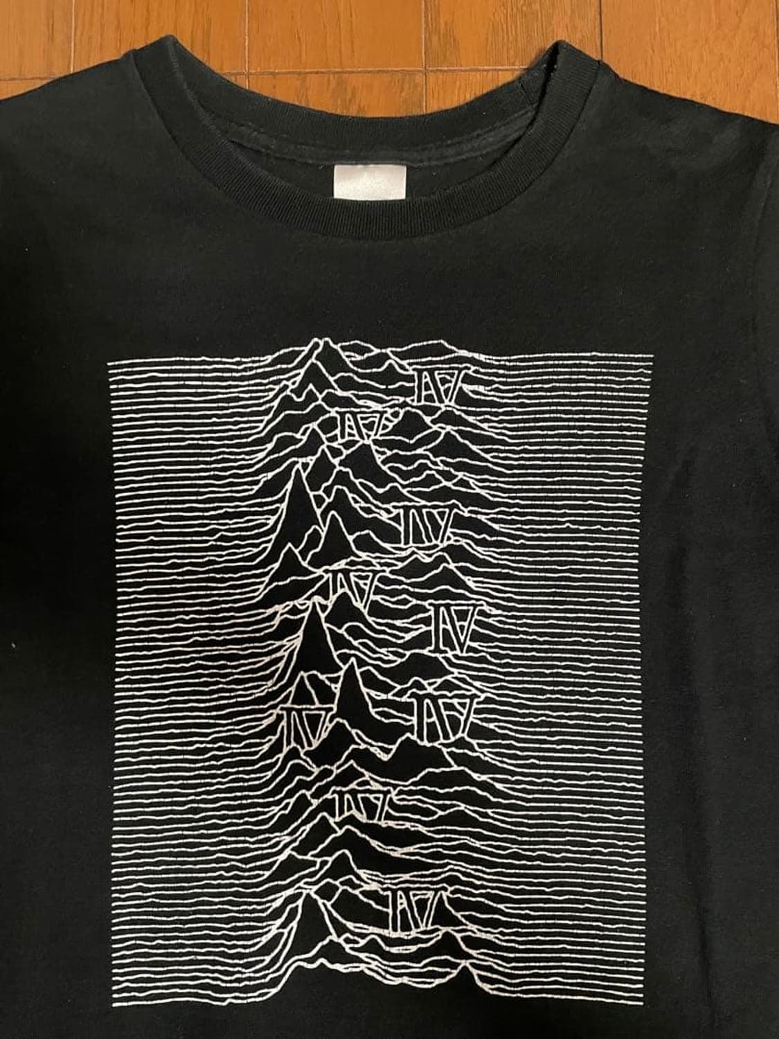 01SS 넘버나인 타임기 조이 디비전 4주년 기념 반팔티 블랙 상품이미지3