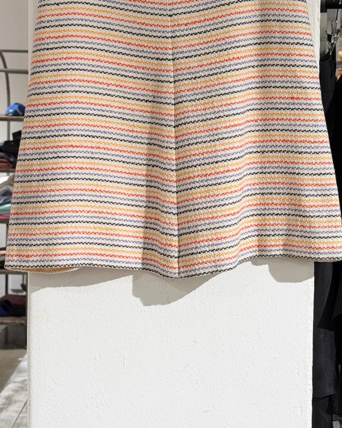 샤넬 멀티컬러 트위드 로고 미디 스커트 상품이미지3