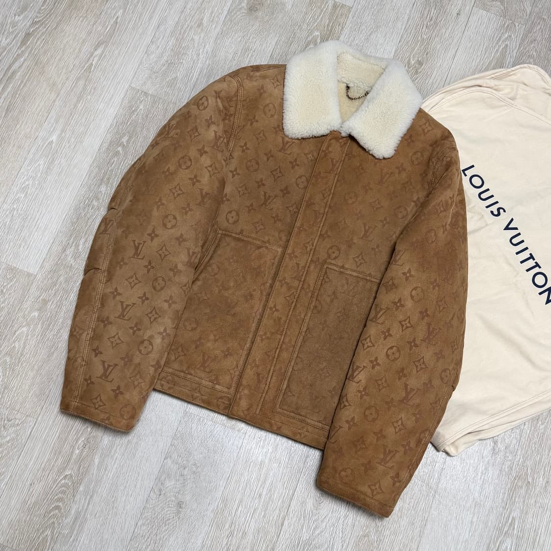 [48/새상품급] 루이비통 시어링 엠보스드 모노그램 스웨이드 무스탕 자켓 상품이미지1