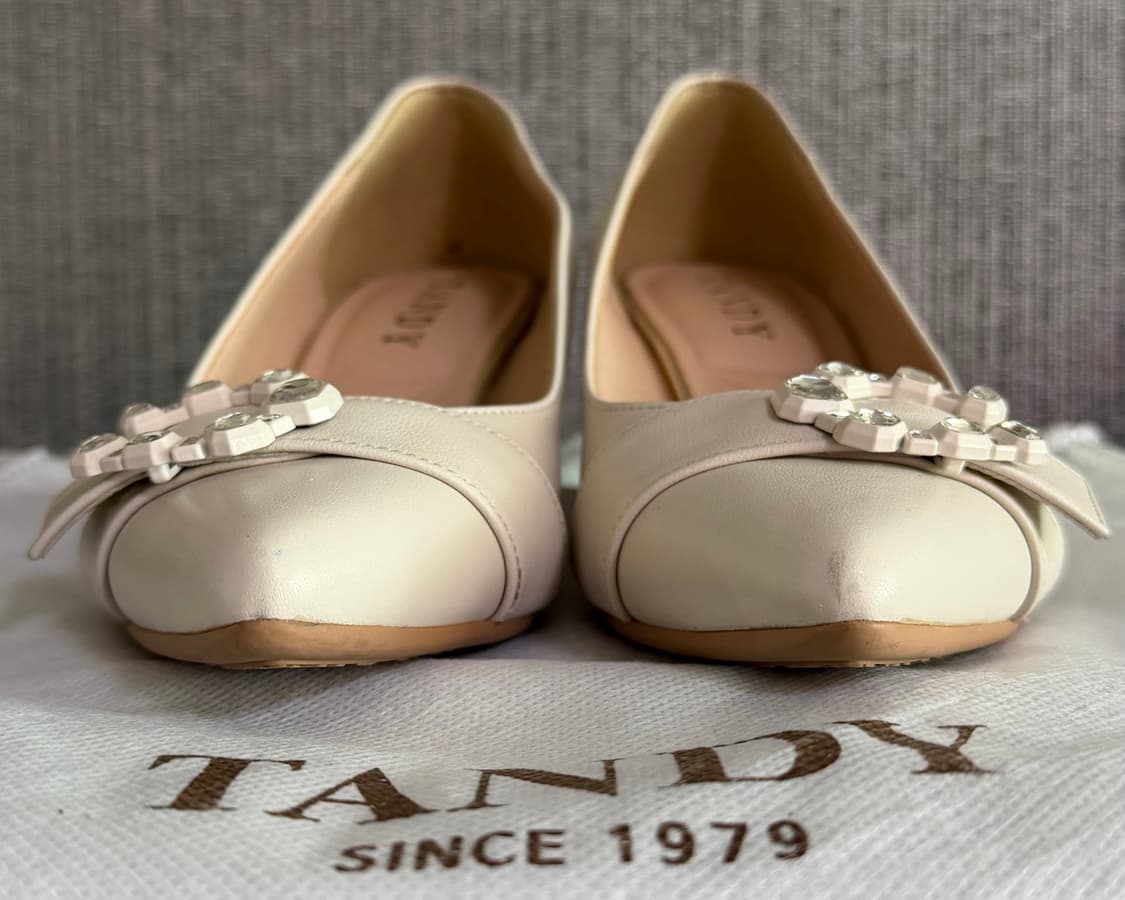 탠디 Tandy 주얼 장식 버클 아이보리 가죽 구두 미들힐 펌프스 슈즈 상품이미지2