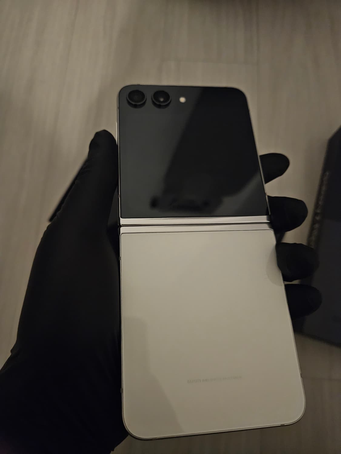 갤럭시 Z 플립5 크림 512gb 올갈이(올리퍼) 
 상품이미지8