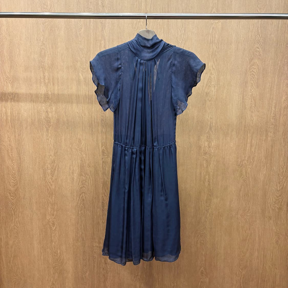 살바토레 페라가모 실크 원피스 러플 캡 슬리브 타이넥 셔링 디테일 네이비 상품이미지3