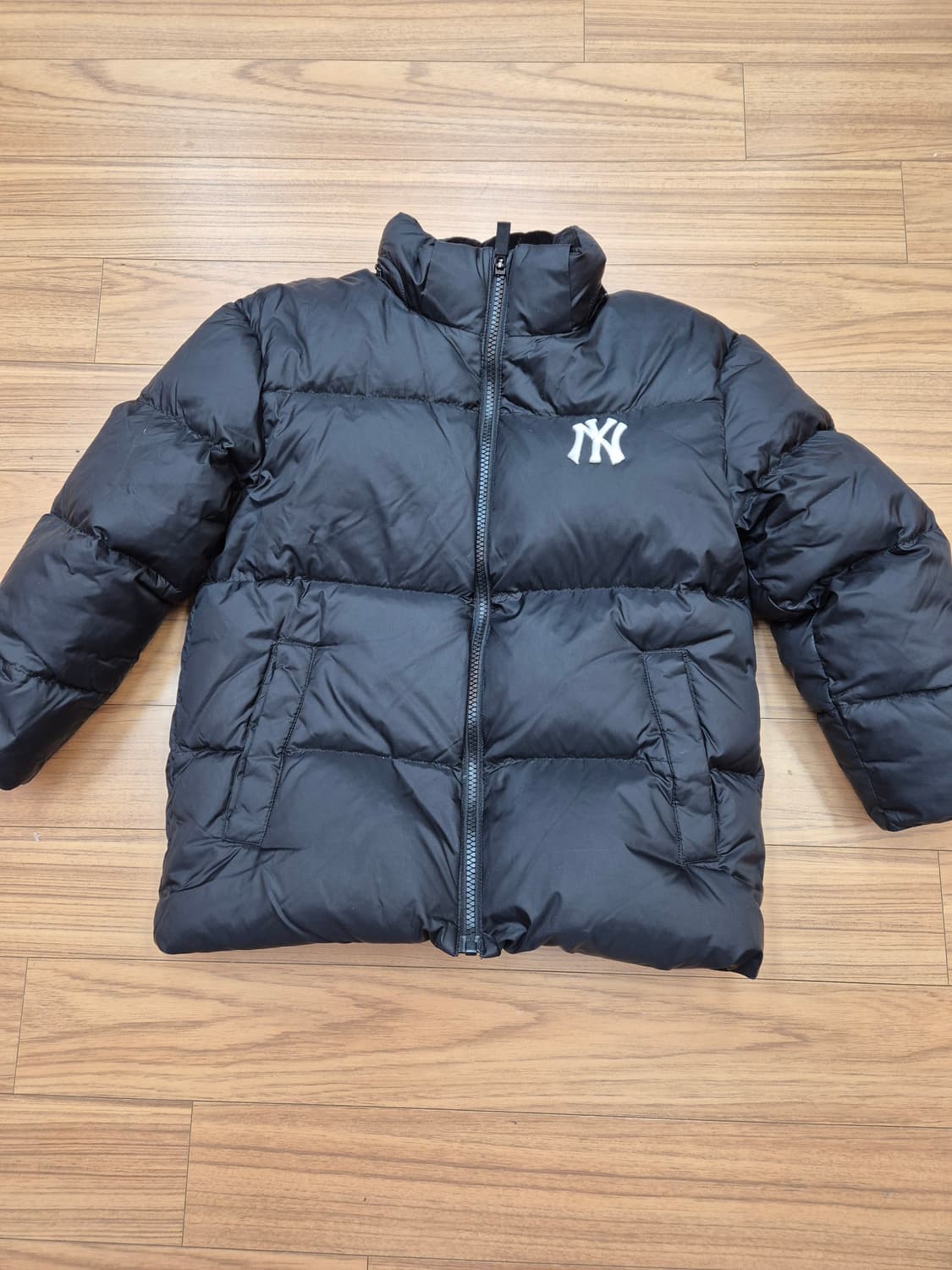 MLB 키즈 뉴욕 양키스 블랙 패딩 120사이즈입니다. 겉면에 뉴욕 양키 상품이미지1