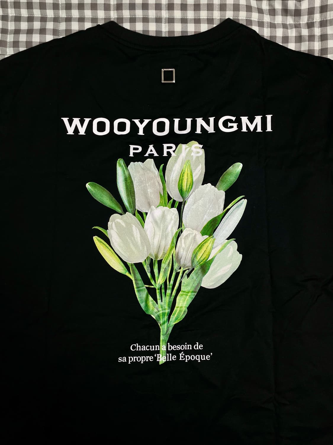 우영미 22S 플라워 프린트 백 로고 반팔 티셔츠 블랙 상품이미지1