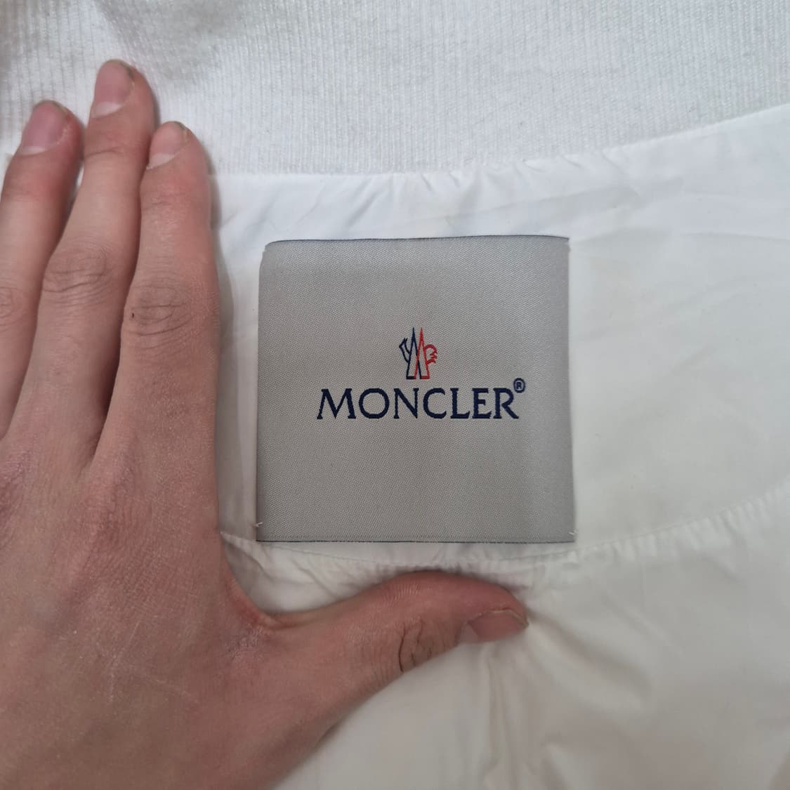 몽클레어 여성 시그니처 사이드 자수 와펜 퍼후드 패딩 점퍼 (3) 상품이미지6