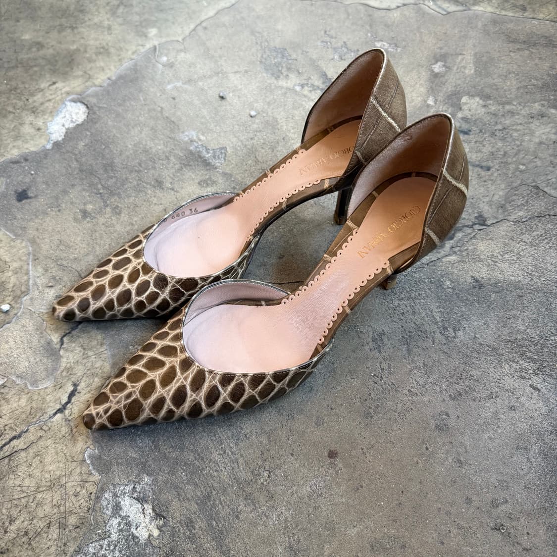 조르지오 알마니 크로커다일 엠보싱 스틸레토 키튼 힐 상품이미지2