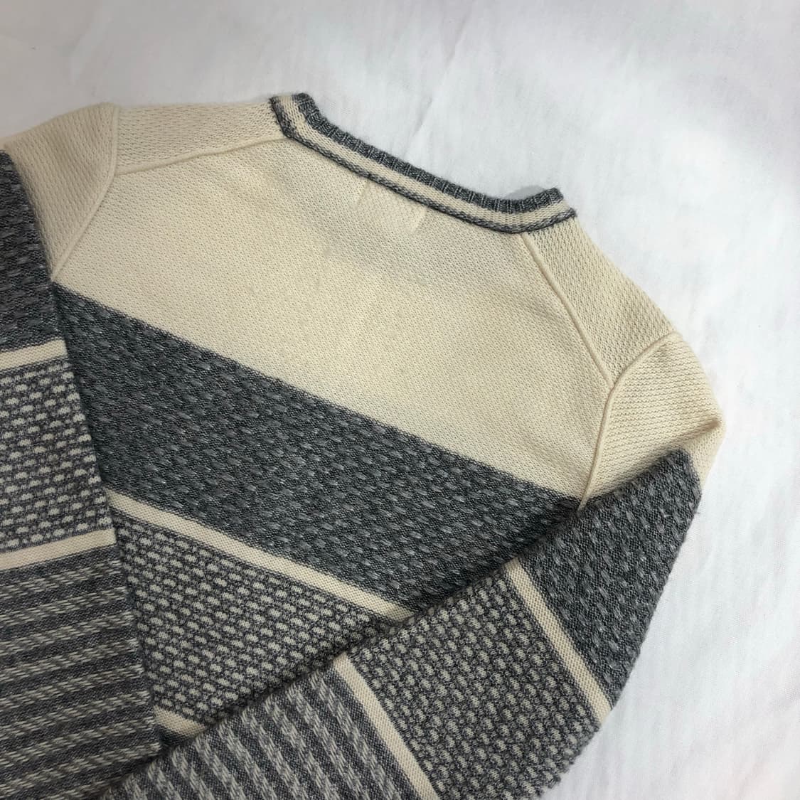 우영미 솔리드옴므 화이트 그레이 니트 상품이미지4