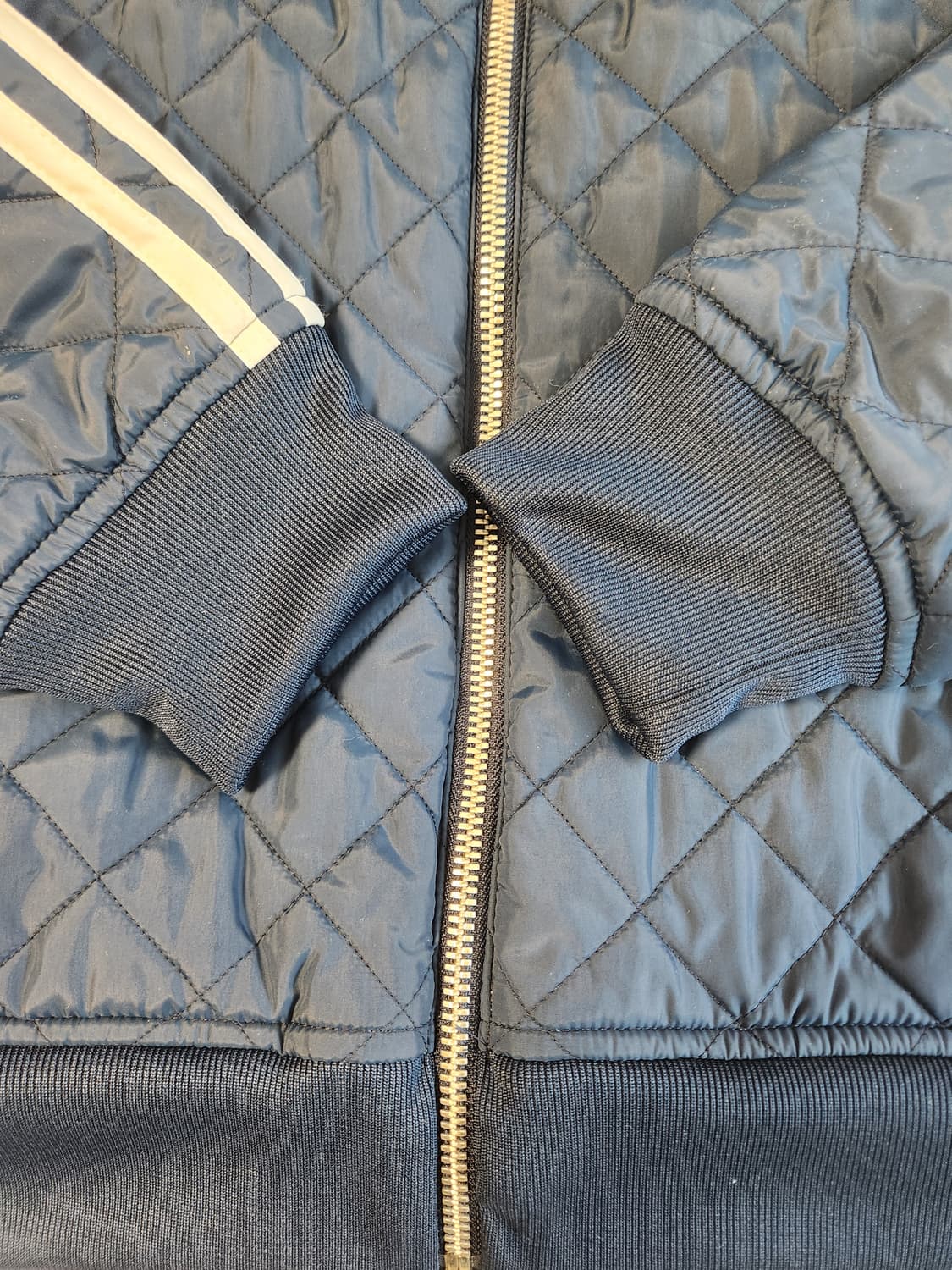 아디다스 파이어버드 퀄팅 자켓 사이즈90 s

사진처럼 사용감 거의 없어 상품이미지7