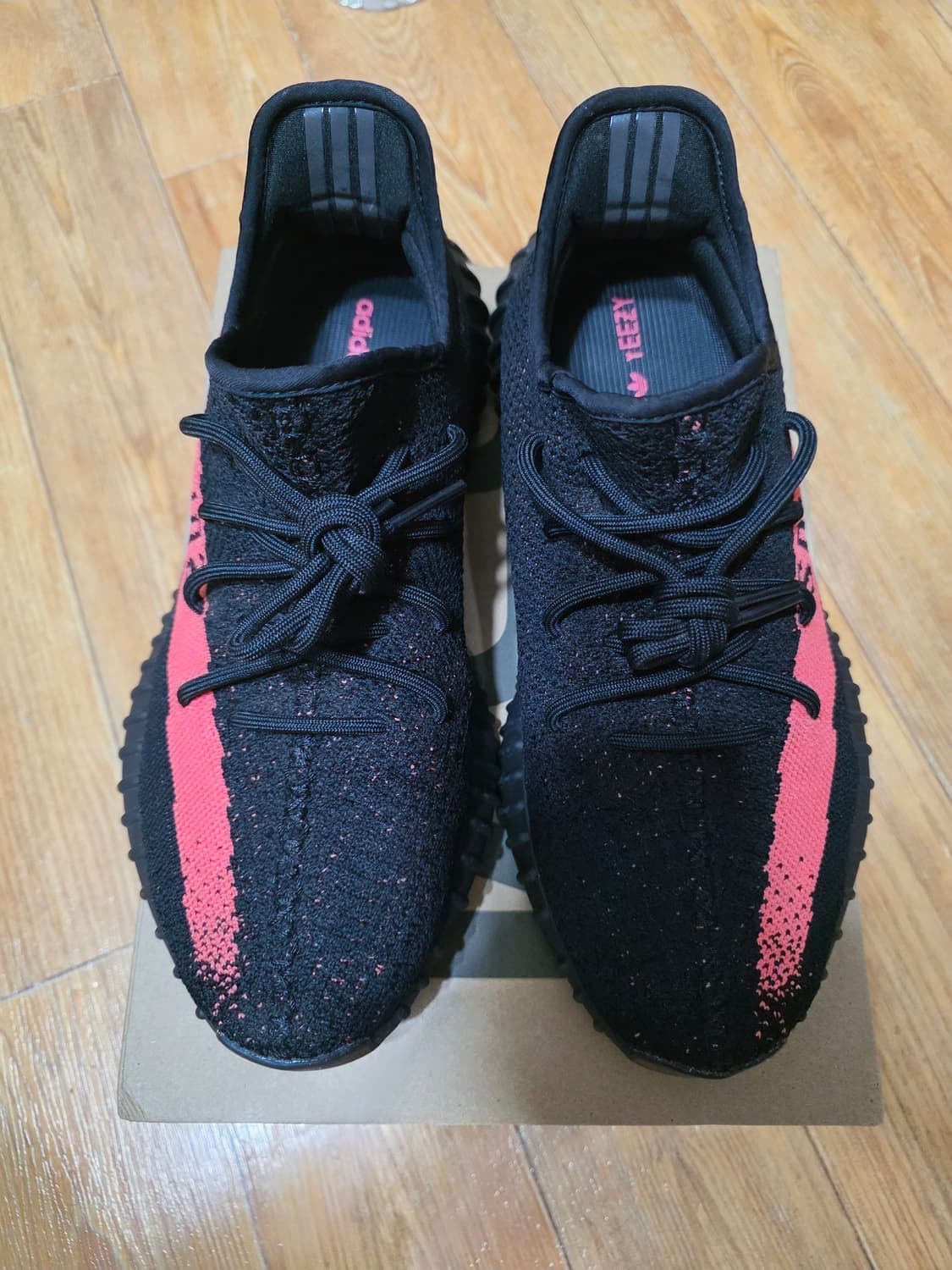 아디다스 이지부스트 350V2 코어블랙레드 상품이미지1