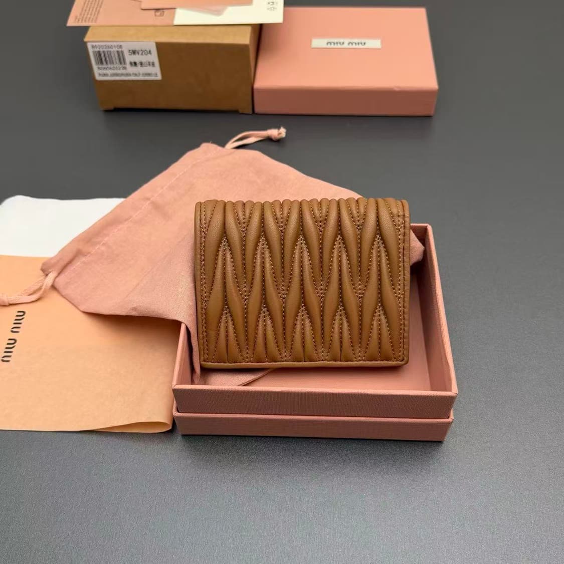 미우 미우 스몰 마테라쎄 나파 레더 지갑 카라멜 상품이미지2