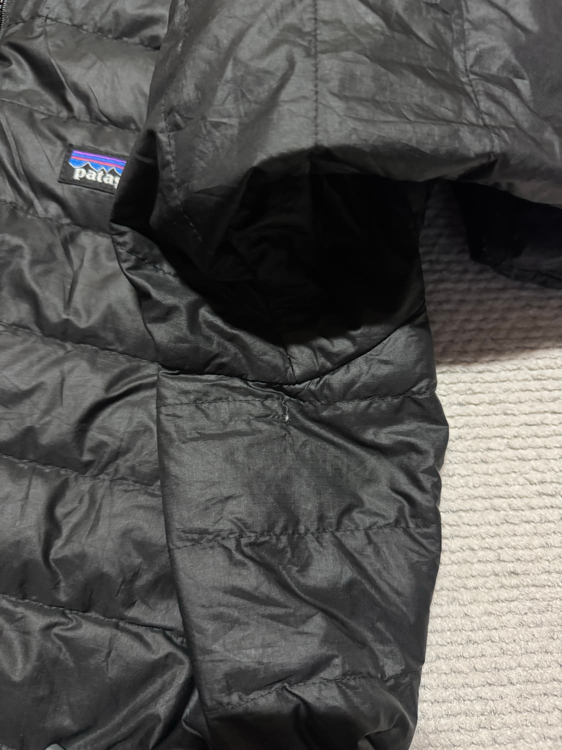 파타고니아 구스다운 경량 패딩 블랙 M 상품이미지6