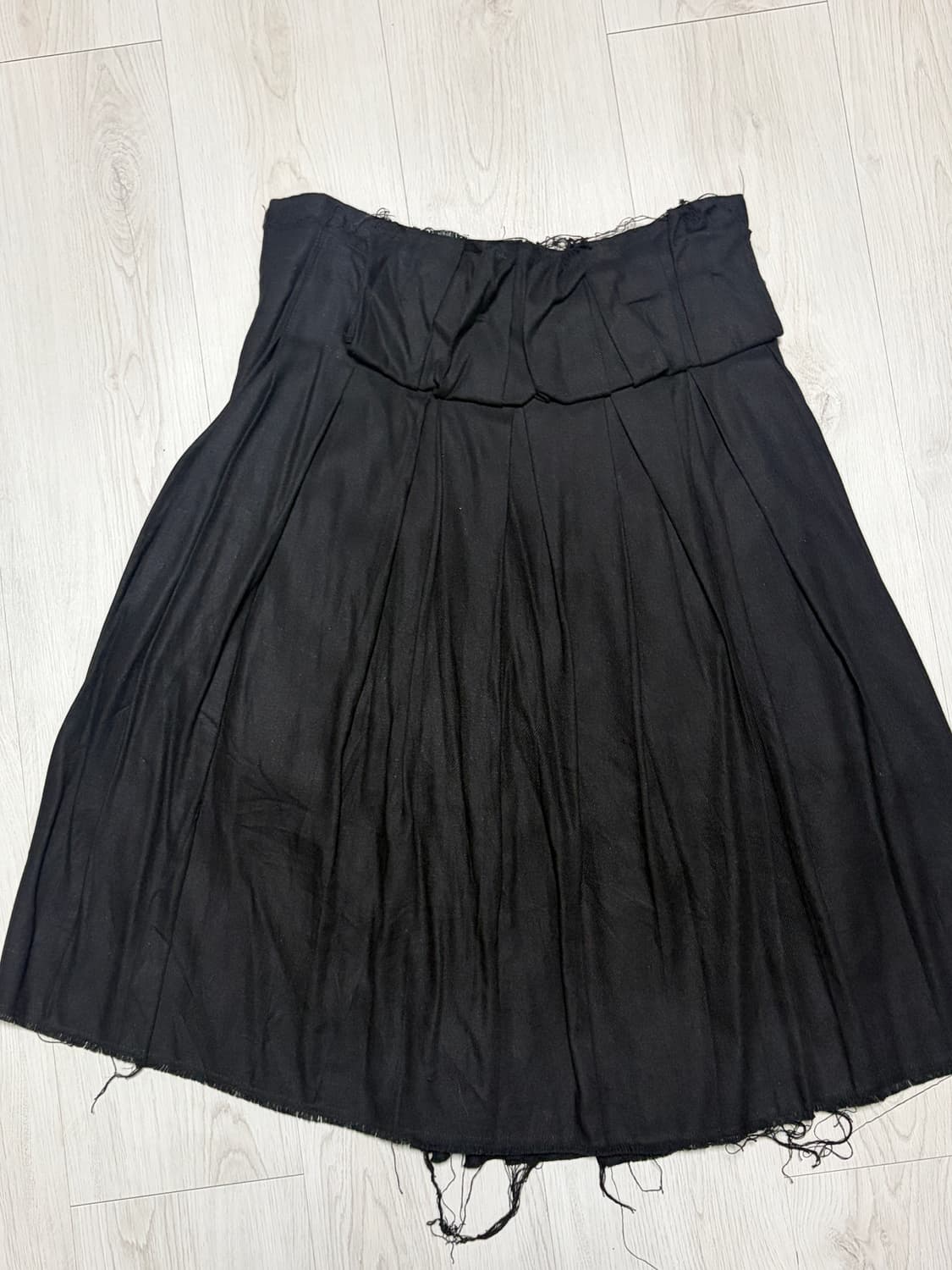 에옹쓰 eonts Offbeat pleats skirt-black(2) 상품이미지3
