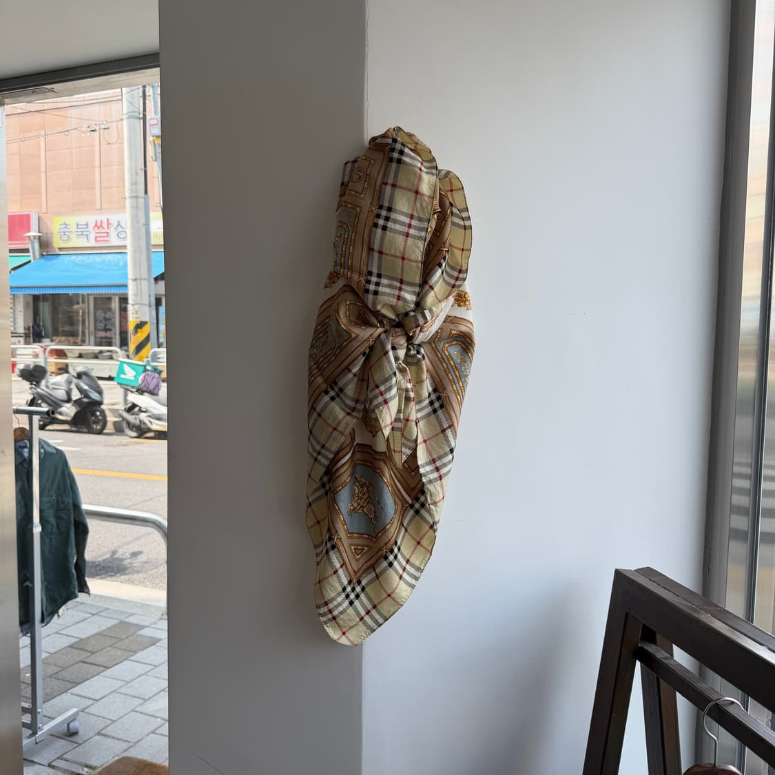 버버리 스퀘어 실크 스카프 상품이미지1